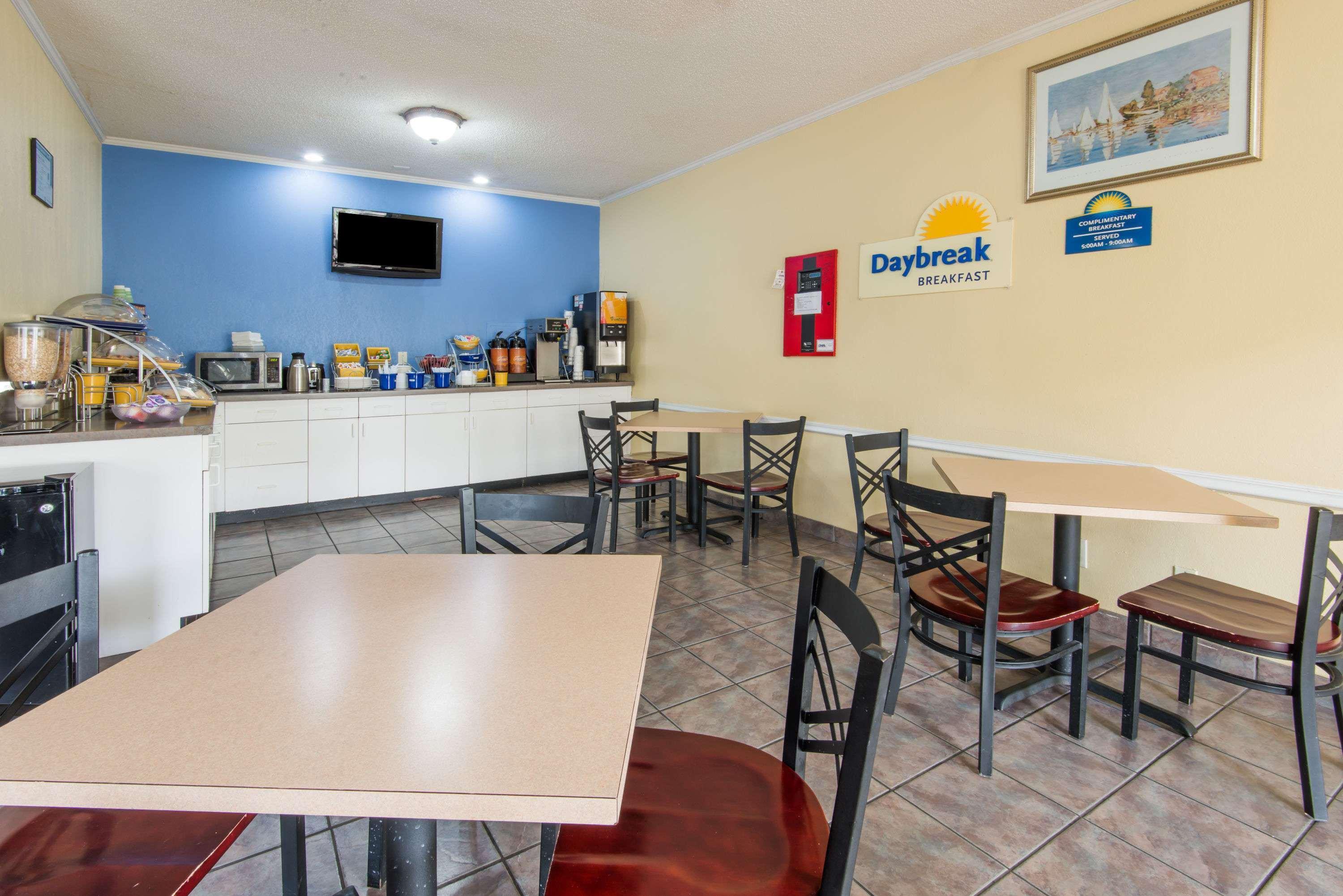 Days Inn By Wyndham Kansas City International Airport Esterno foto