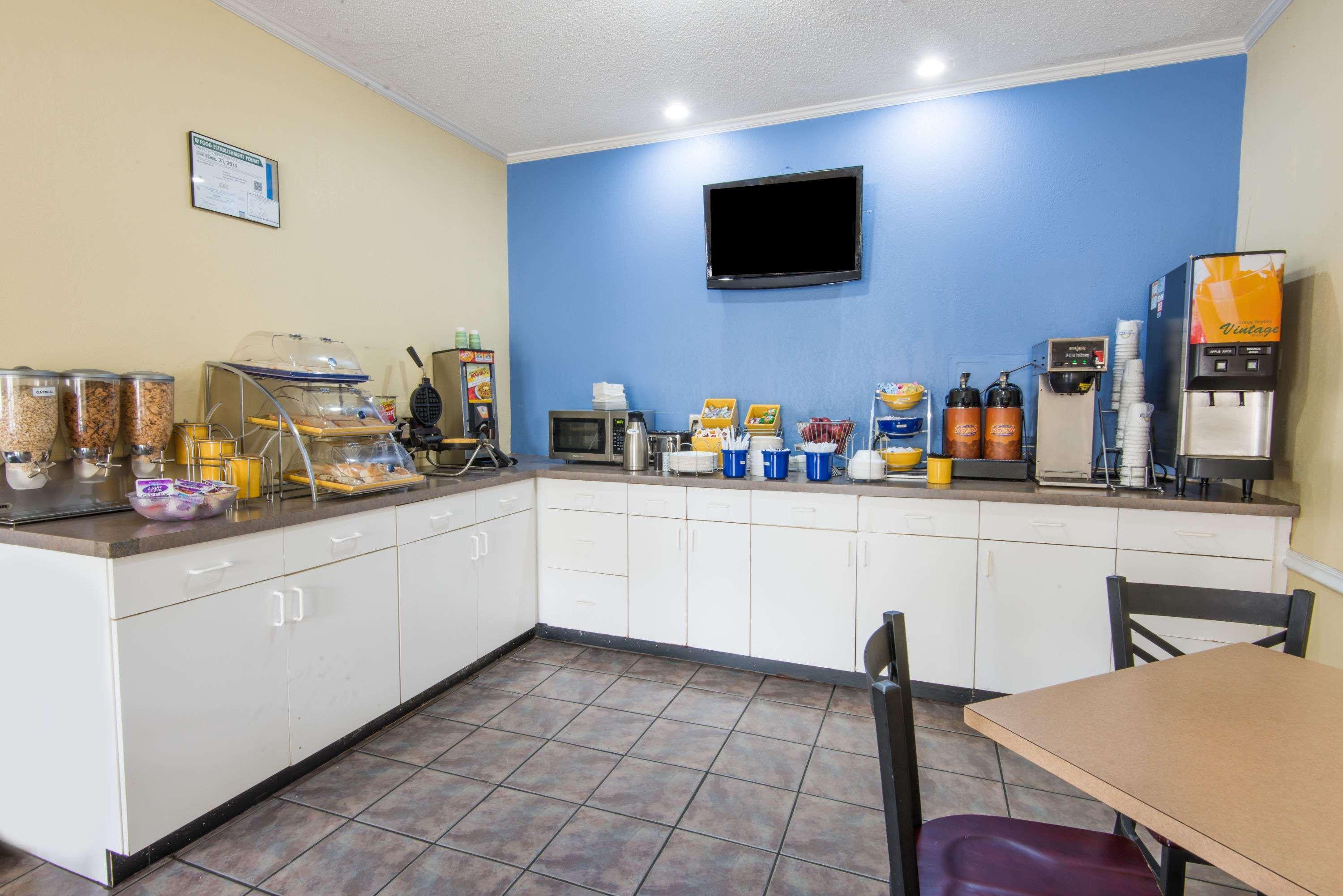 Days Inn By Wyndham Kansas City International Airport Esterno foto