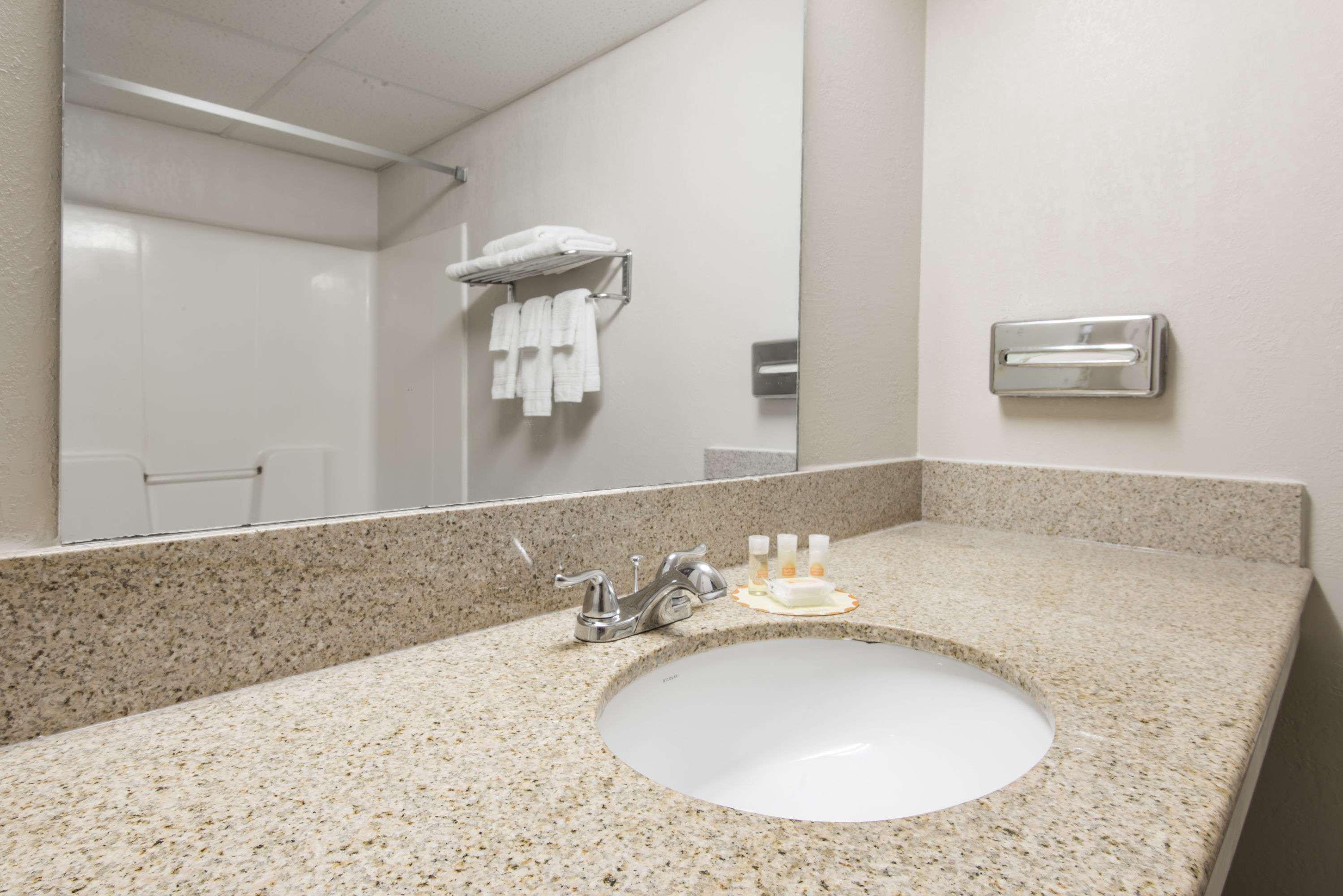 Days Inn By Wyndham Kansas City International Airport Esterno foto